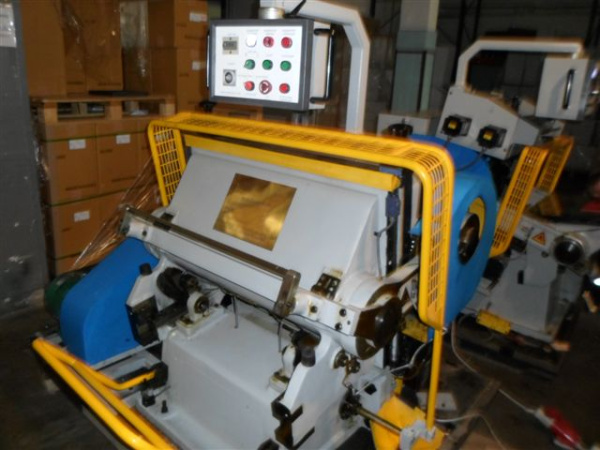 Тигельный пресс серии ZHHJ 920B для высечки и биговки усиленной конструкции Тигельный пресс серии ZHHJ 920B для высечки и биговки усиленной конструкции