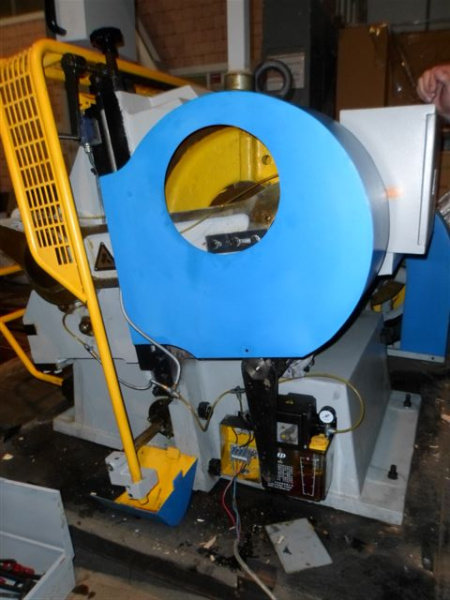 Тигельный пресс серии ZHHJ 920B для высечки и биговки усиленной конструкции Тигельный пресс серии ZHHJ 920B для высечки и биговки усиленной конструкции