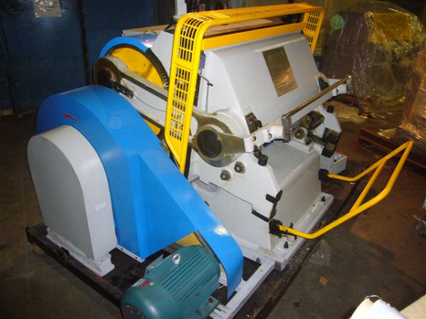 Тигельный пресс ZHHJ-1040 для высечки и биговки усиленной конструкции Тигельный пресс ZHHJ-1040 для высечки и биговки усиленной конструкции