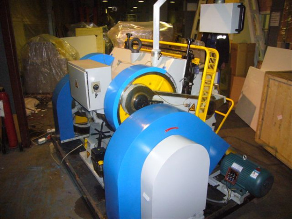 Тигельный пресс ZHHJ-1040 для высечки и биговки усиленной конструкции Тигельный пресс ZHHJ-1040 для высечки и биговки усиленной конструкции