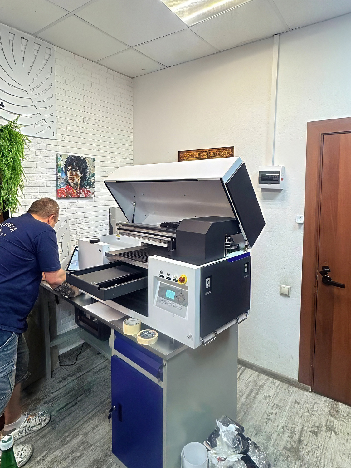 Запуск УФ-принтера UVStar 4060 в Москве
