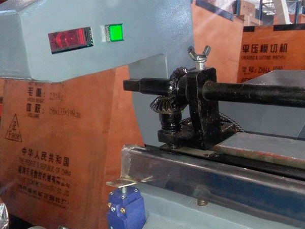 Тигельный пресс для высечки и биговки ML-750 Тигельный пресс для высечки и биговки ML-750