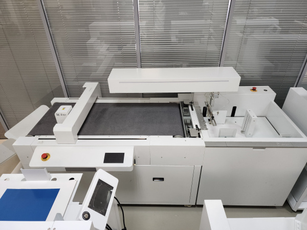 Режущая система конвейерного типа с вакуумным листоподатчиком SAGA ASF420 (из демозала)