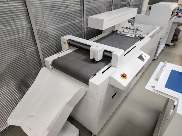 Режущая система конвейерного типа с вакуумным листоподатчиком SAGA ASF420 (из демозала)